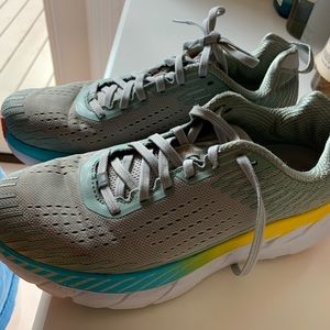 Hokas Clifton 5